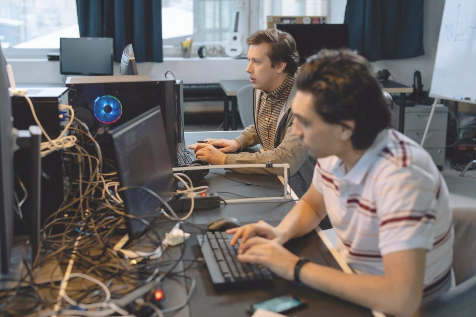 Ambiente di sviluppo game design con strumenti di fisica 3D